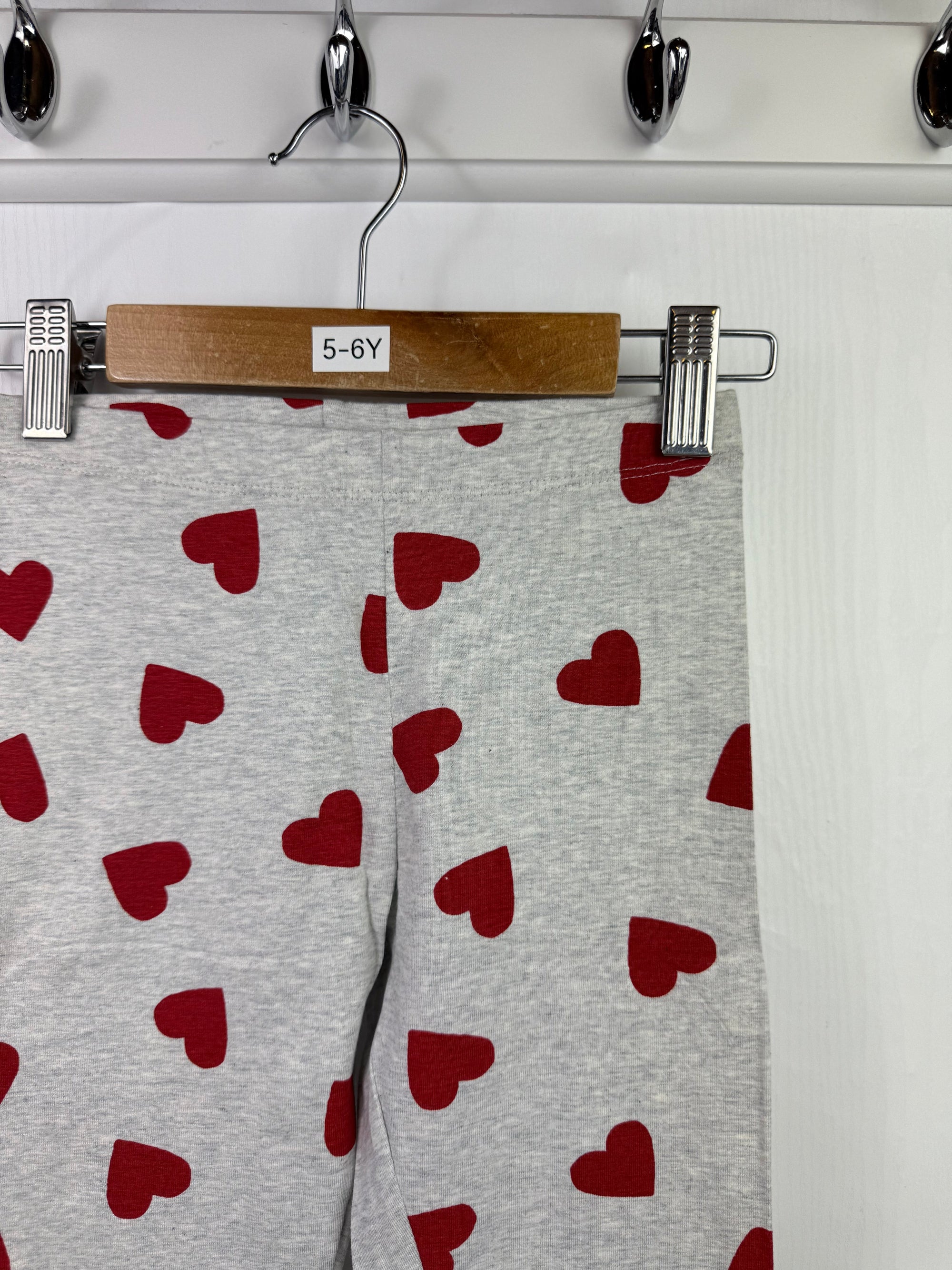NEW M*S Red Heart Grey Leggings (2nd) - Girls 5 - 6 Years - Little Ones Preloved. Second Hand Children's & Preloved Baby, Kids, Girls & Boys Clothes. UK online
