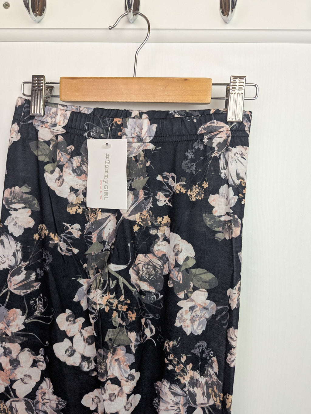 NWOT's Tammy Girl Black/Pink Floral Leggings - Girls 10 - 11 Years - Little Ones Preloved. Second Hand Children's & Preloved Baby, Kids, Girls & Boys Clothes. UK online